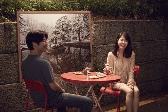 《女孩，四繹－走在夜裡》