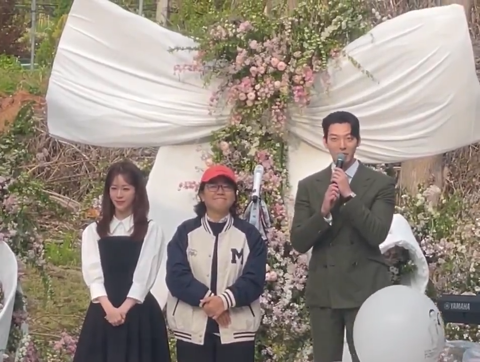 韓志旼、金宇彬、李姃垠被邀請上台獻上祝賀詞