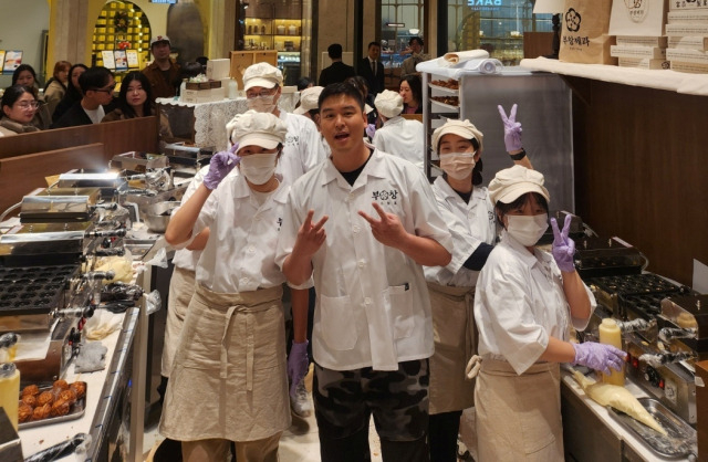 李章宇曾到富昌製菓舉行快閃活動