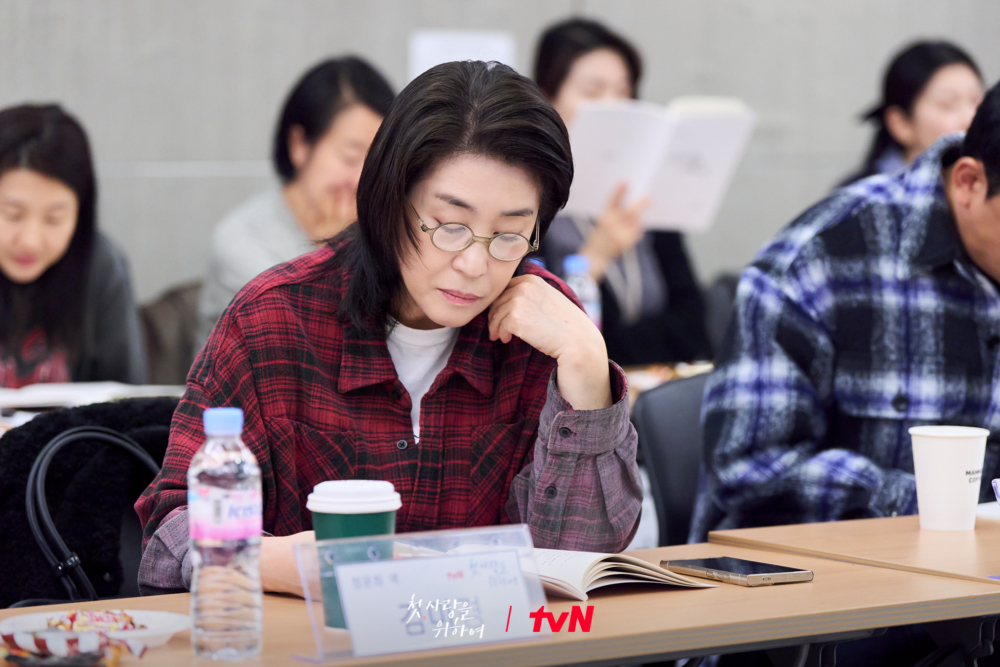 金美京飾演神祕鄰居「文姬」