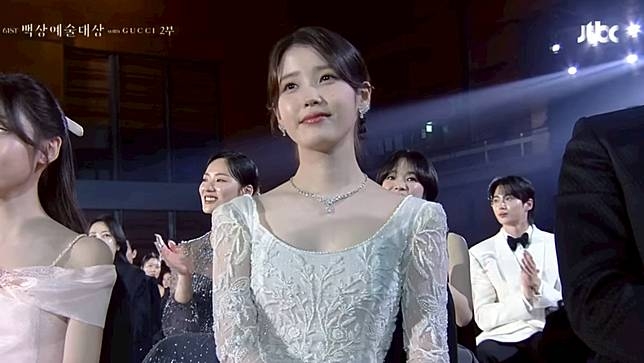 部分粉絲不滿IU沒獲任何獎項，在網上掀起「陪跑」爭議