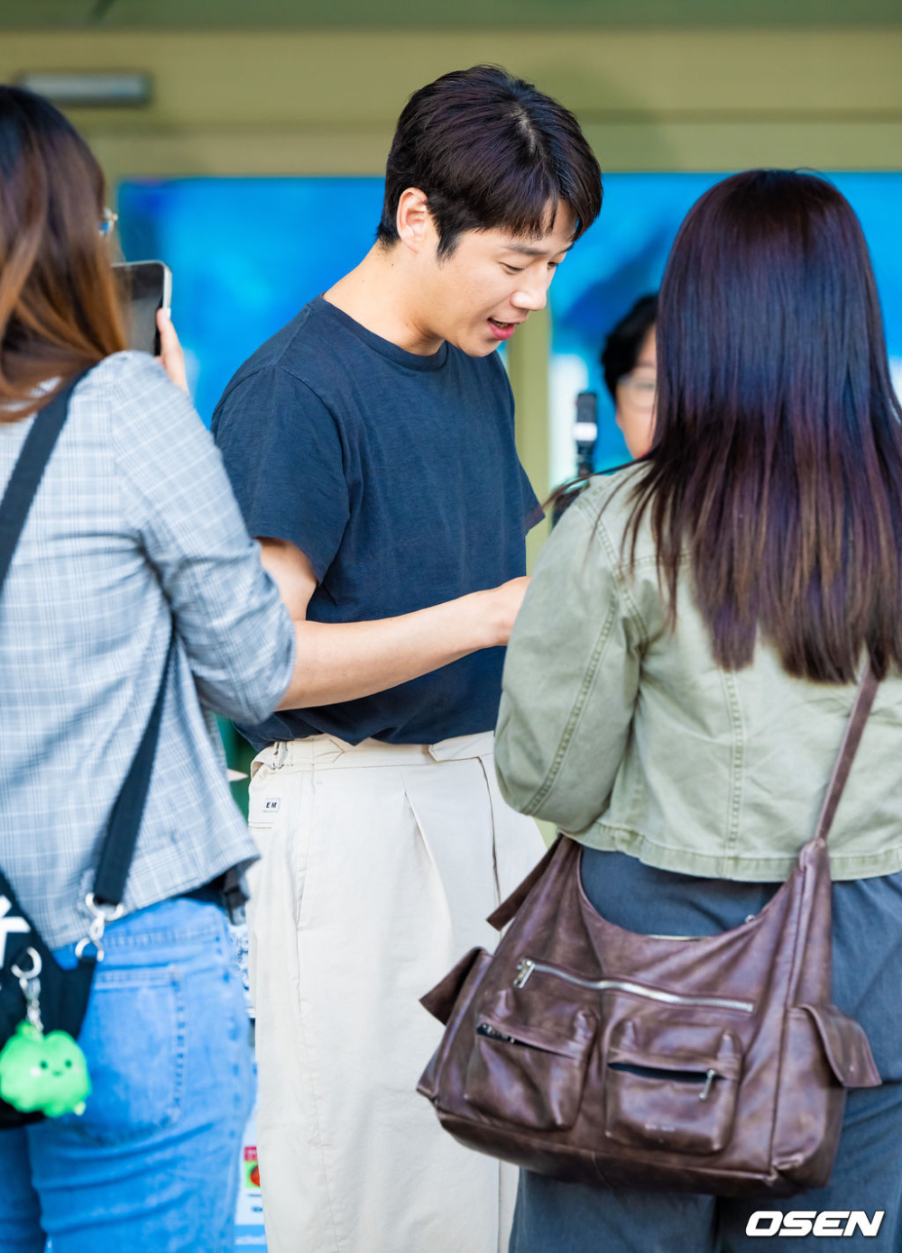 鄭準元為粉絲簽名