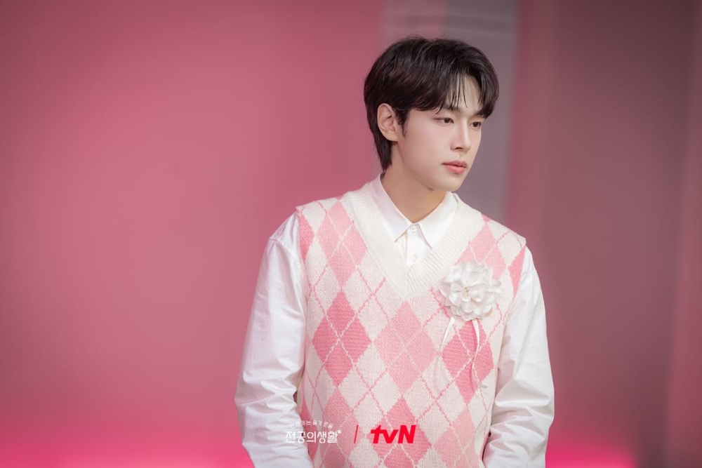 姜有皙在《機智住院醫生生活》飾演的婦產科菜鳥醫生「嚴在一」曾以藝名「嚴JAY」作為男子團體HI-BOYZ成員出道過1年