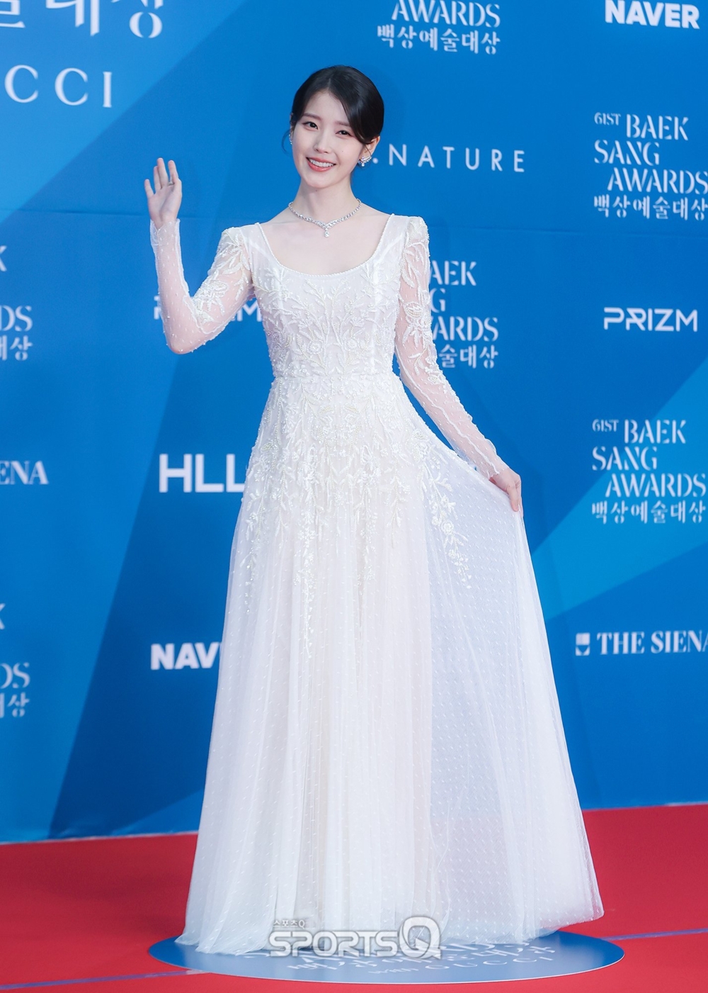 IU身穿一襲白色禮服登場