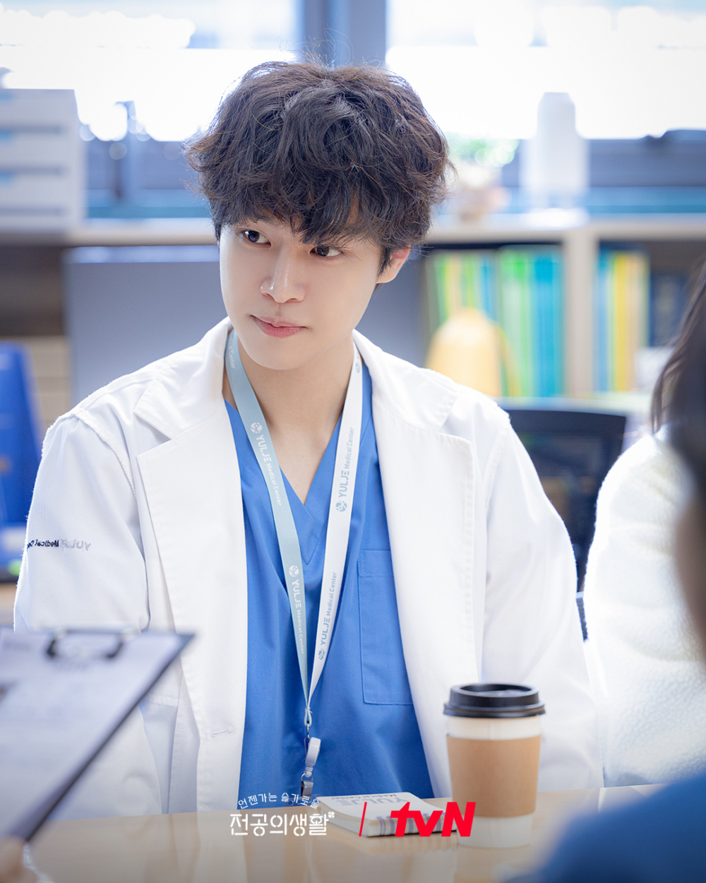 姜有皙在《機智住院醫生生活》飾演的是樂於助人且性格開朗的婦產科第1年住院醫生「嚴在一」