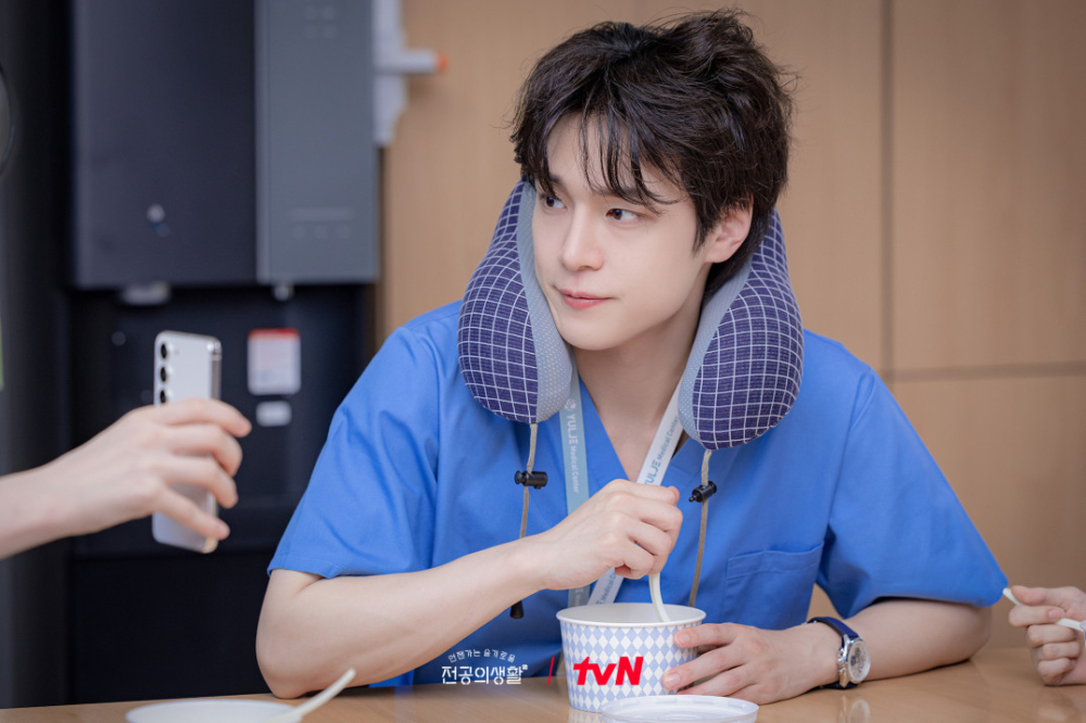 姜有皙在《機智住院醫生生活》飾演住院醫師「嚴在一」