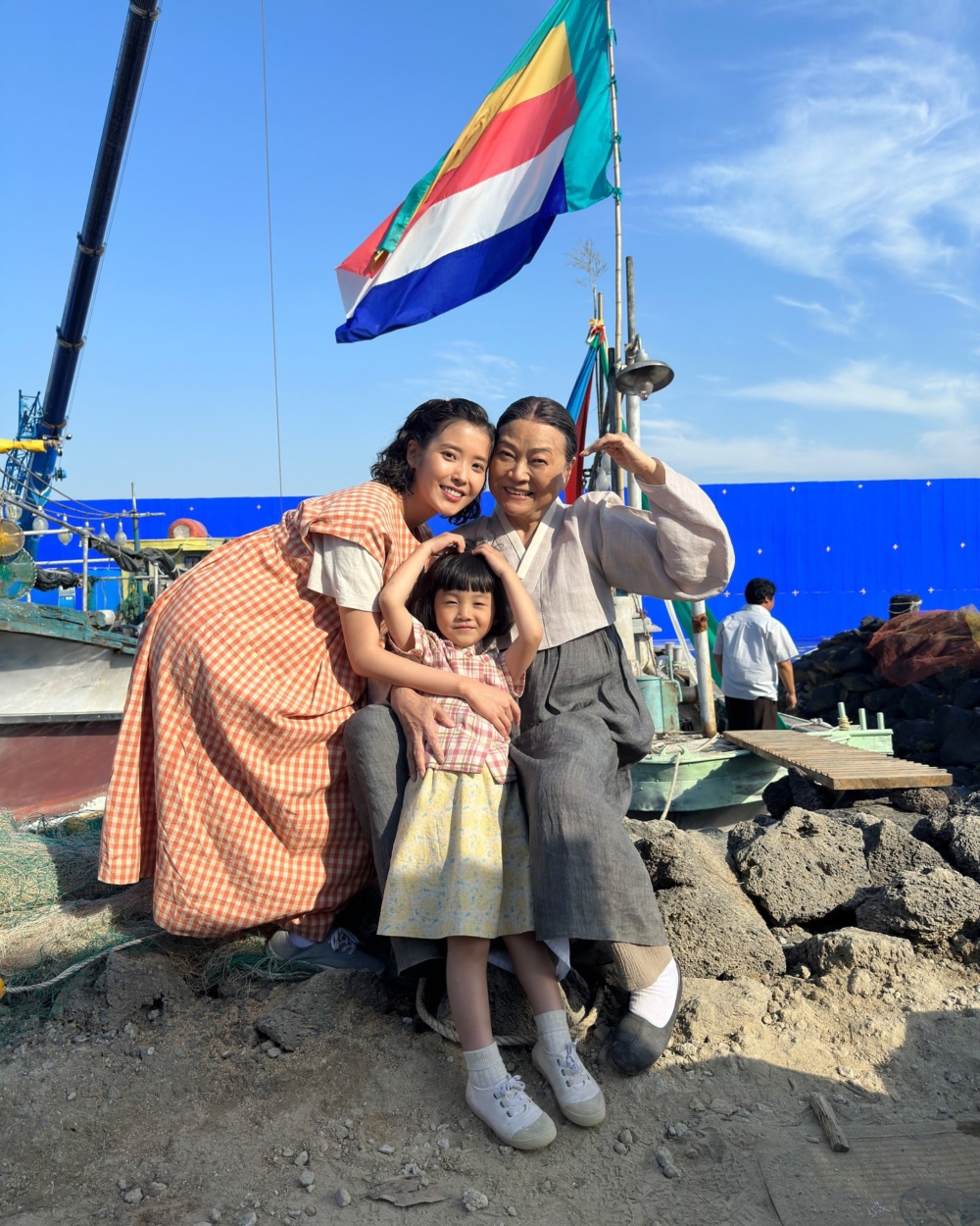 申彩琳在《苦盡柑來遇見你》飾演愛純(IU 飾)的女兒「金明」