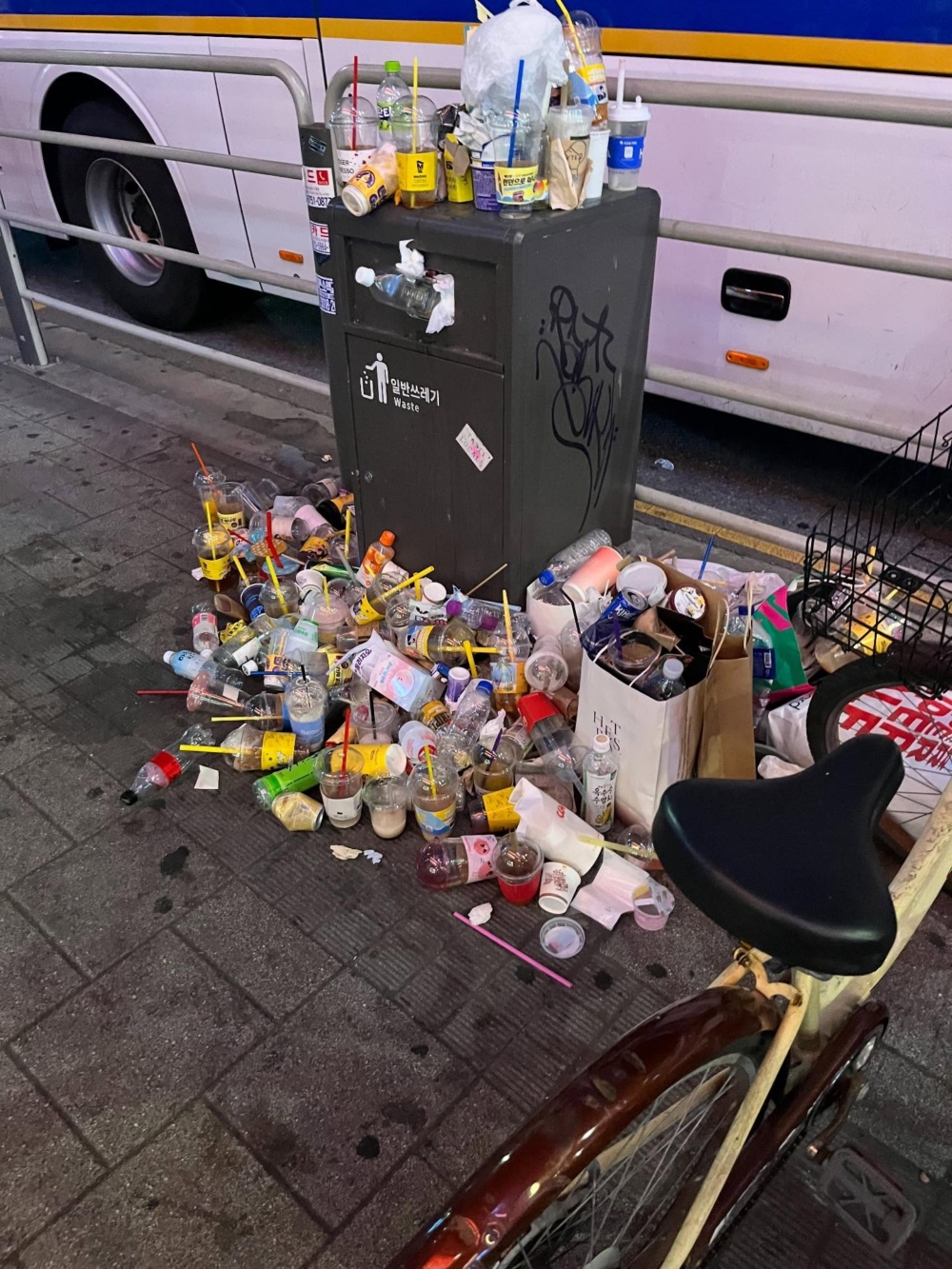 弘大的公共垃圾桶旁也堆滿飲料杯