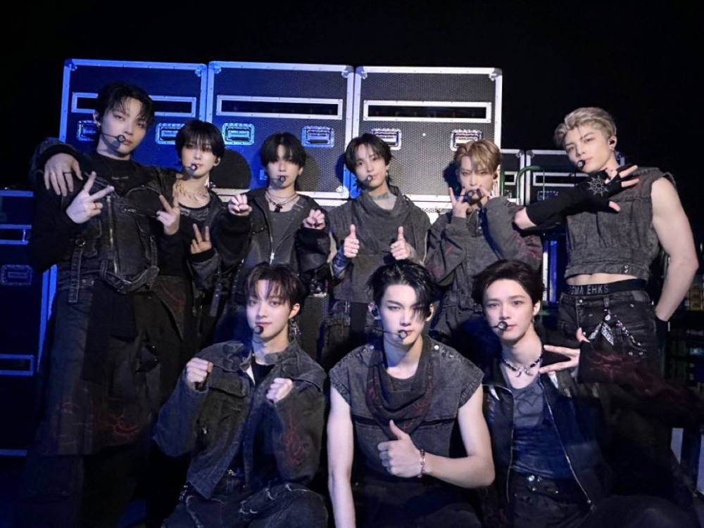 &TEAM（只有韓國成員握拳）