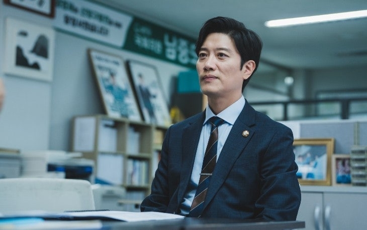 朴喜洵飾演首席部長法官「姜信鎮」