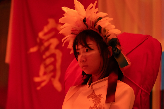 金泰妍飾演一位帶有神祕氣息的小女孩