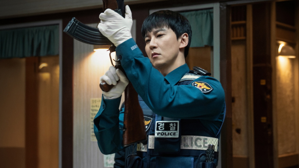 金南佶飾演為防止連環槍擊事件孤軍奮戰的「李道」