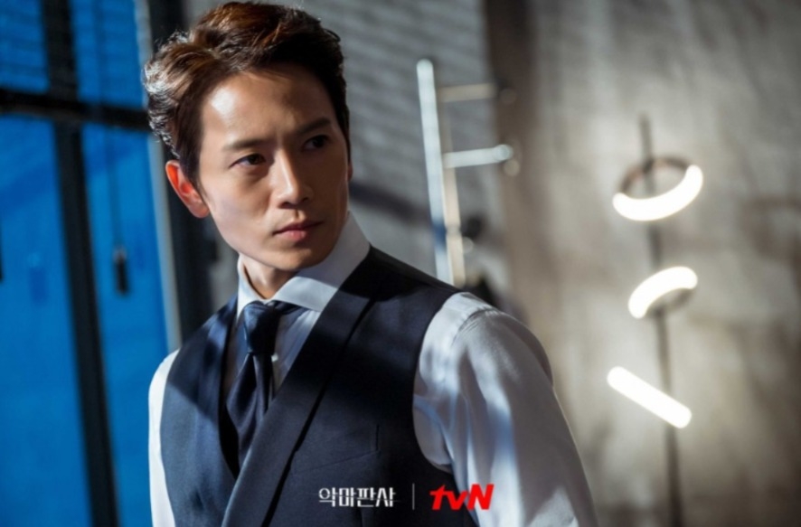 池晟飾演單獨法官「李漢英」。