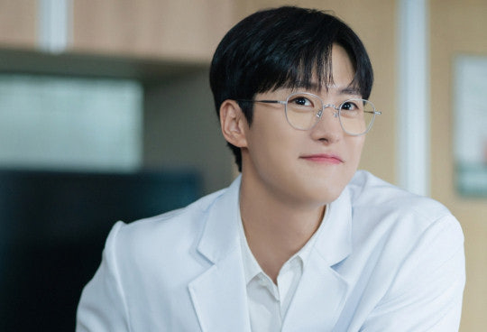 孔明飾演的是擁有聰明的頭腦、完美的身材與外貌兼備的「盧基準」