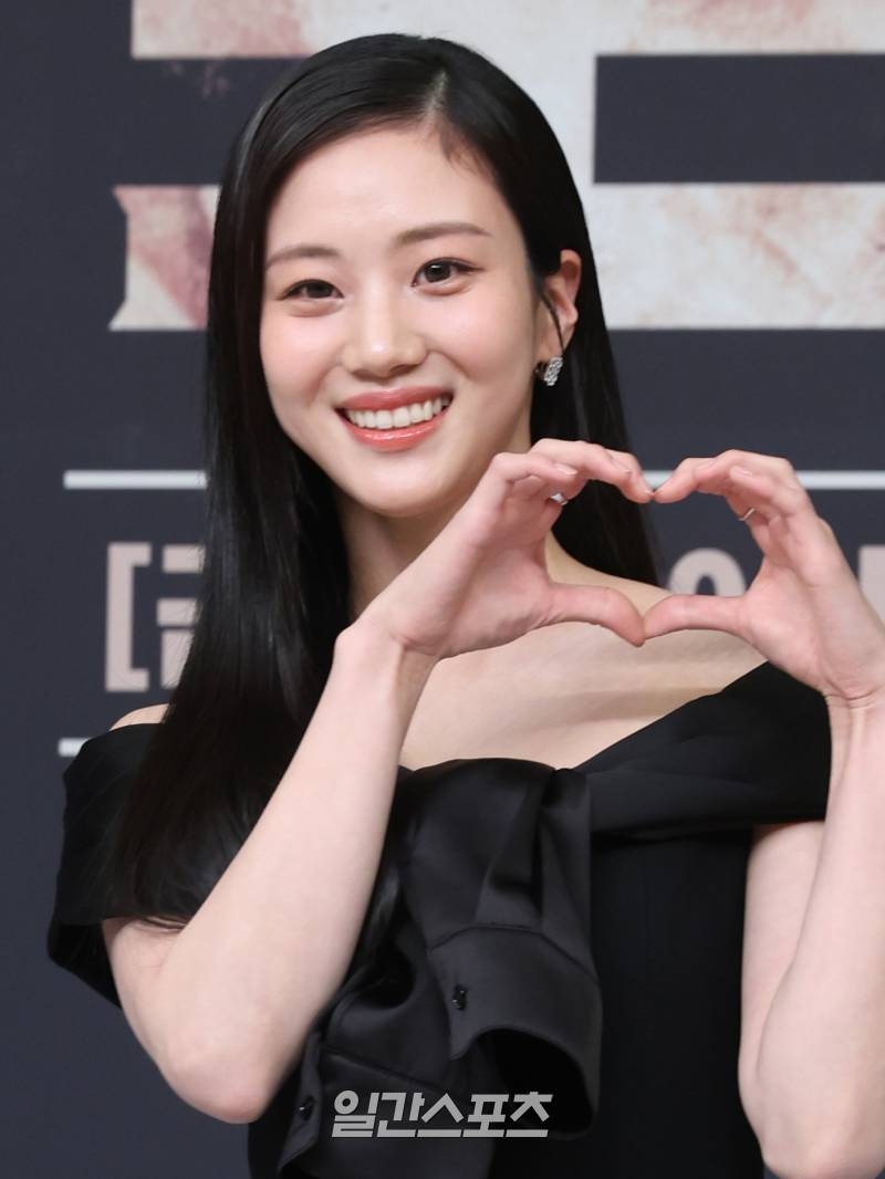 洪華妍飾演擁有出眾外貌的海霧集團副會長室秘書「朴雅靜」