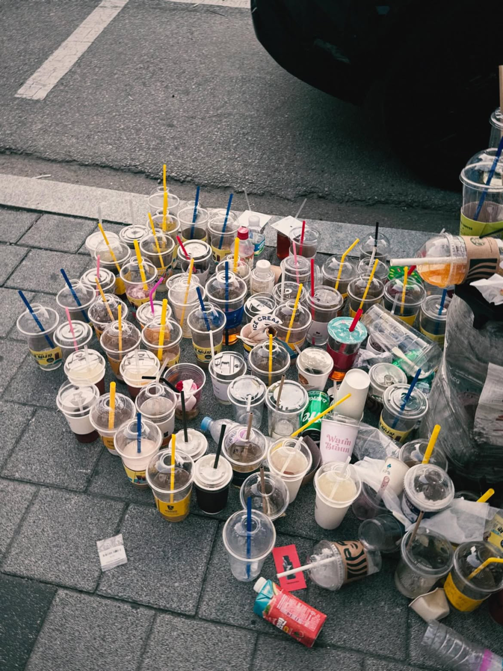 聖水洞的飲料杯垃圾堆