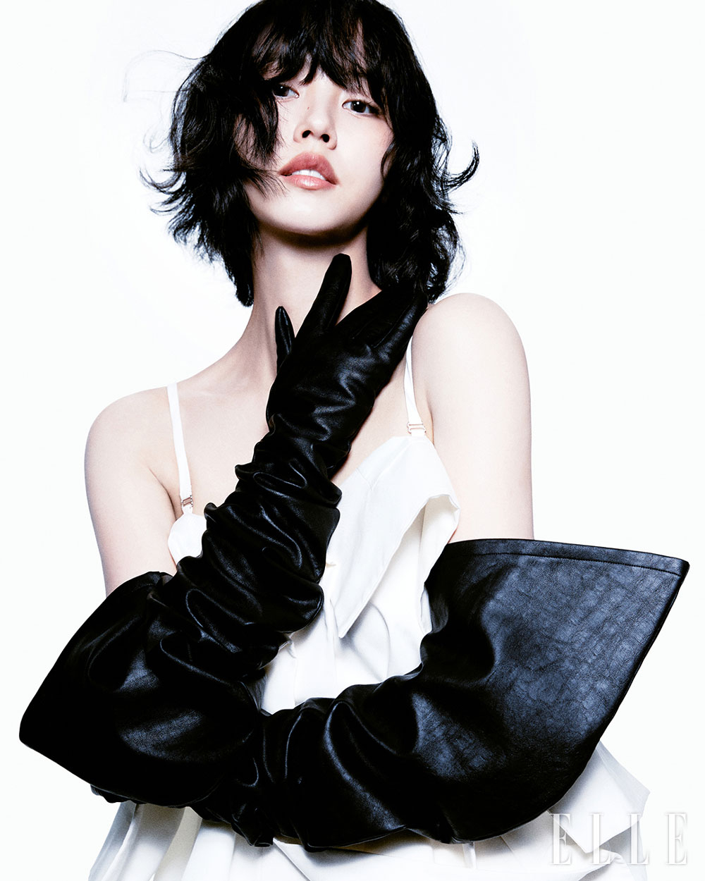 金所泫為韓國時尚雜誌〈ELLE KOREA〉拍攝畫報