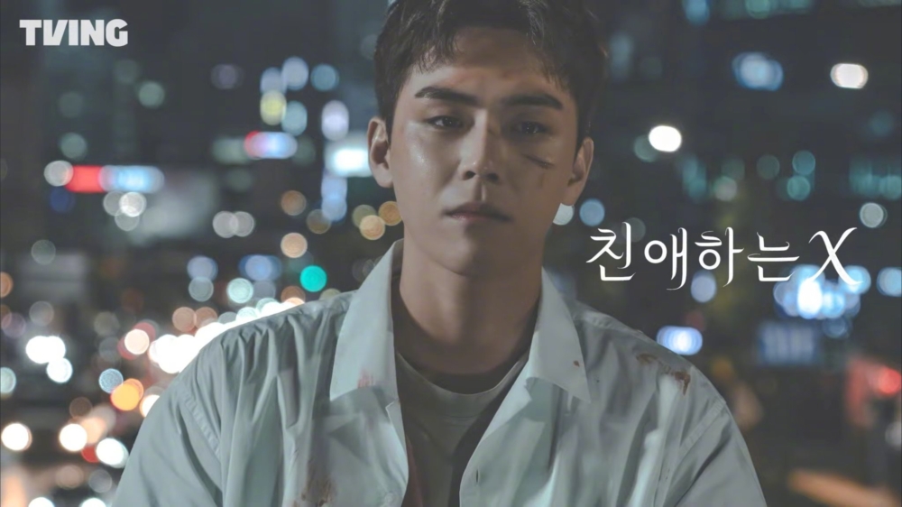 金度勳則飾演盲目追隨並協助白雅珍的「金在吾」