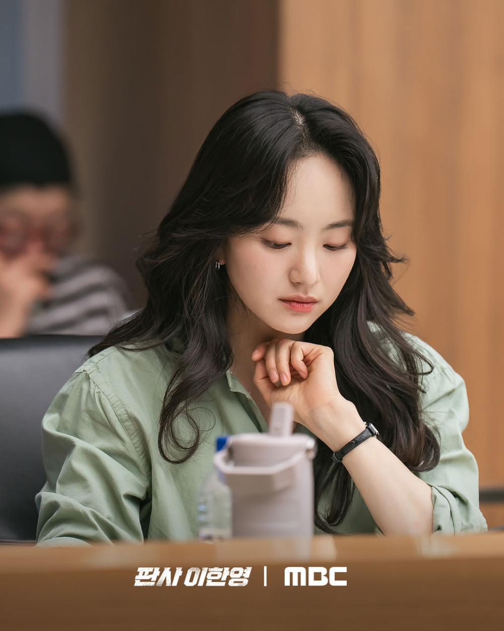 元真兒則飾演首爾中央地檢檢察官「金珍雅」