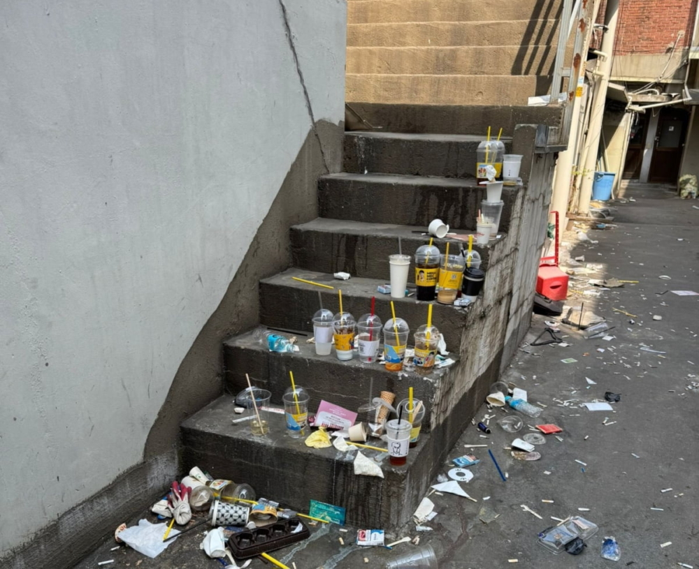 聖水洞樓梯也有許多棄置的飲料杯