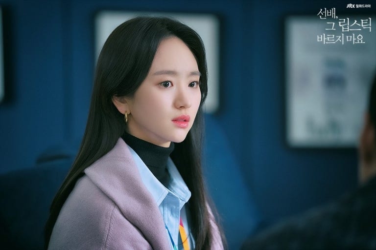 元真兒則飾演首爾中央地檢檢察官「金珍雅」