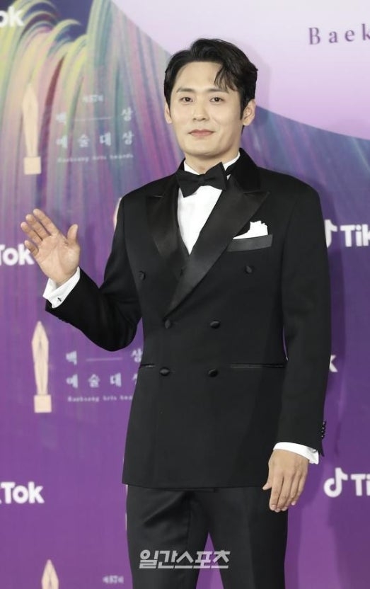 《苦盡柑來》哈西大叔崔代勳飾演「海因里」的秘書「麥肯納」