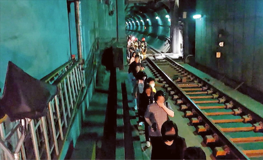 疏散中的地鐵乘客們