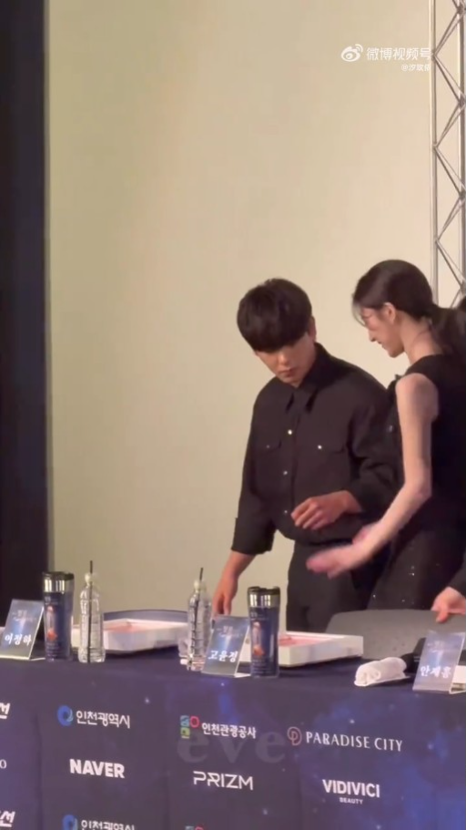 紳士手被拒絕XD