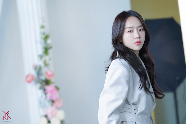 申惠善將飾演隱藏著祕密、外甜內冷的監察室長「朱仁雅」