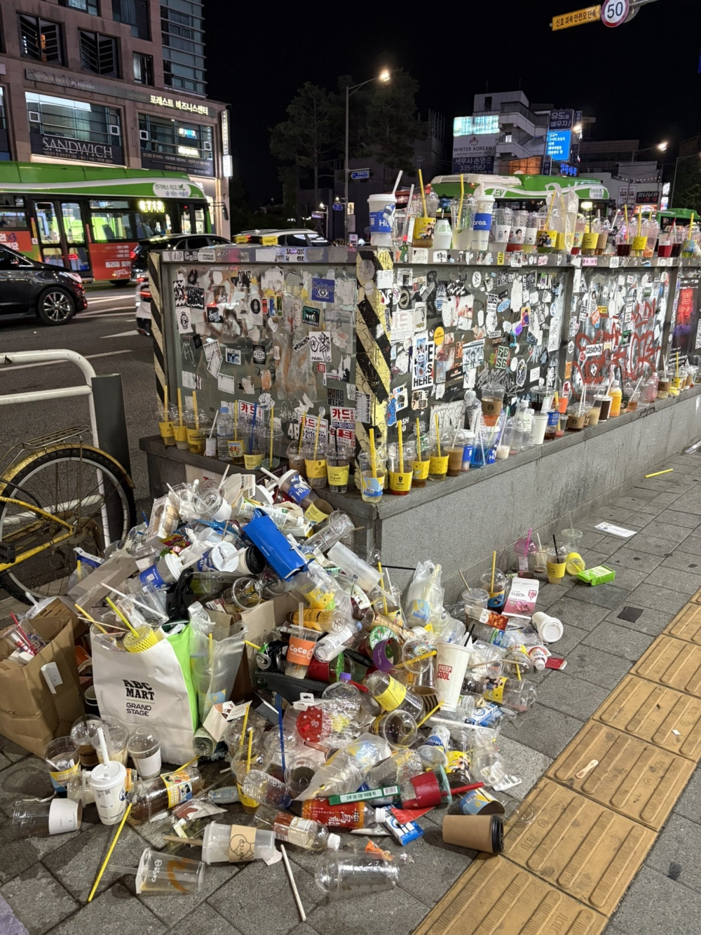 弘大的變電箱也堆滿飲料杯垃圾