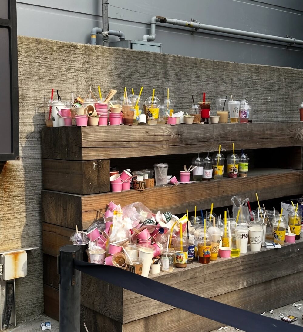 已成為聖水洞常見景象的「飲料杯亂象」