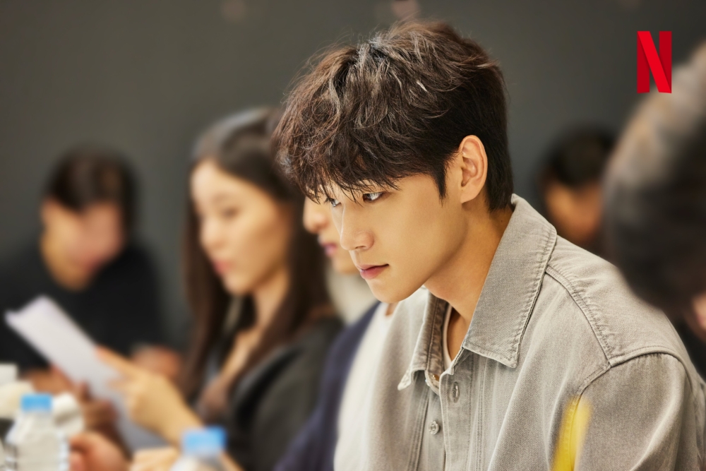 李敏宰將飾演溫召的大學學長「馬魯」