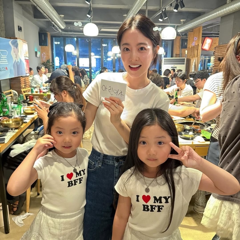 「小小未知＆未來」童星雅琳藝琳與朴寶英的合照