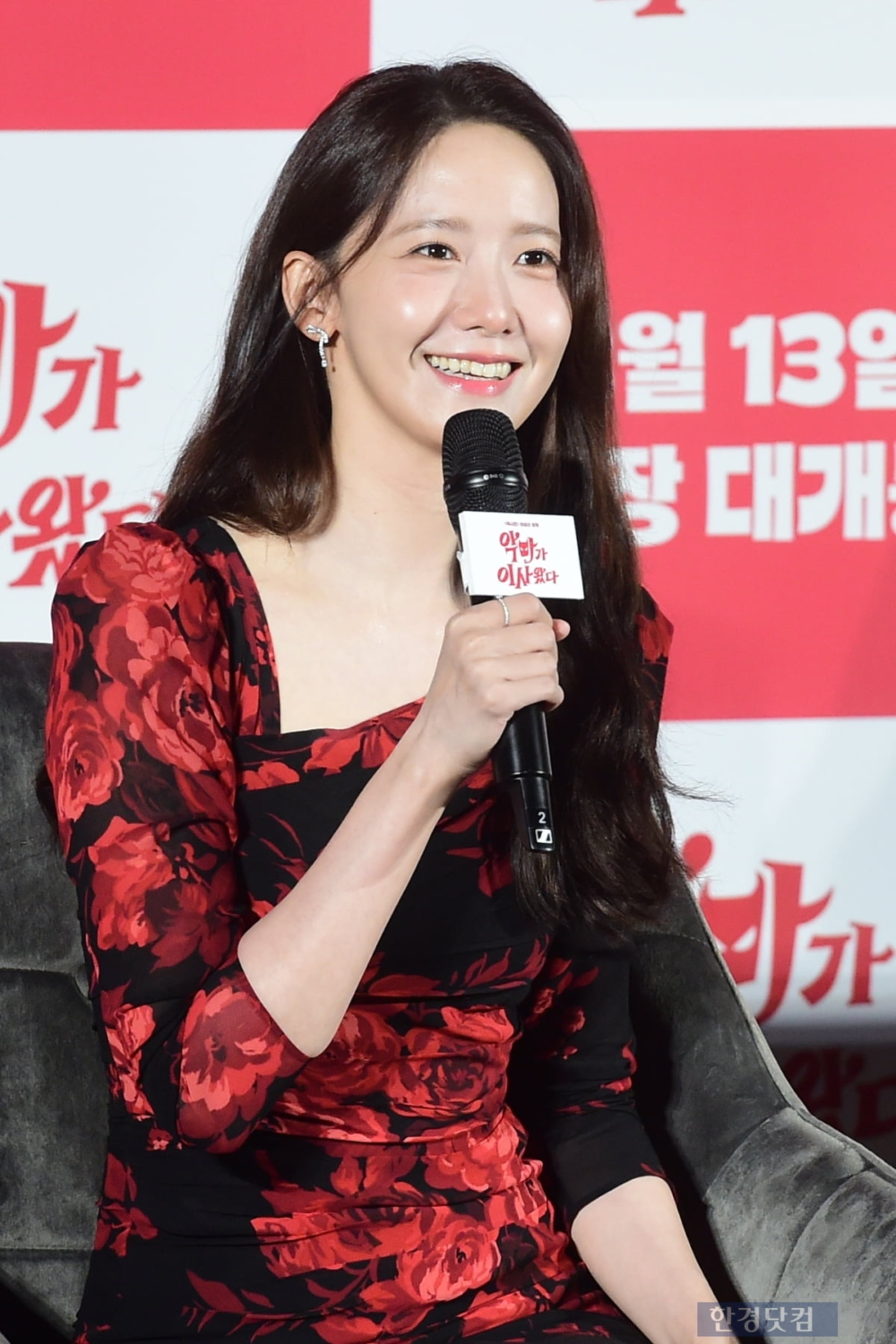 潤娥這次在片中飾演「國民爸爸」成東鎰的女兒