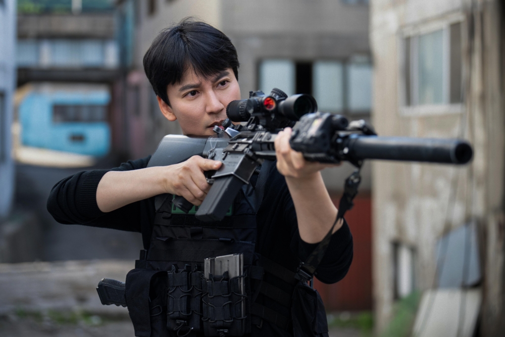 金南佶飾演為防止連環槍擊事件孤軍奮戰的「李道」