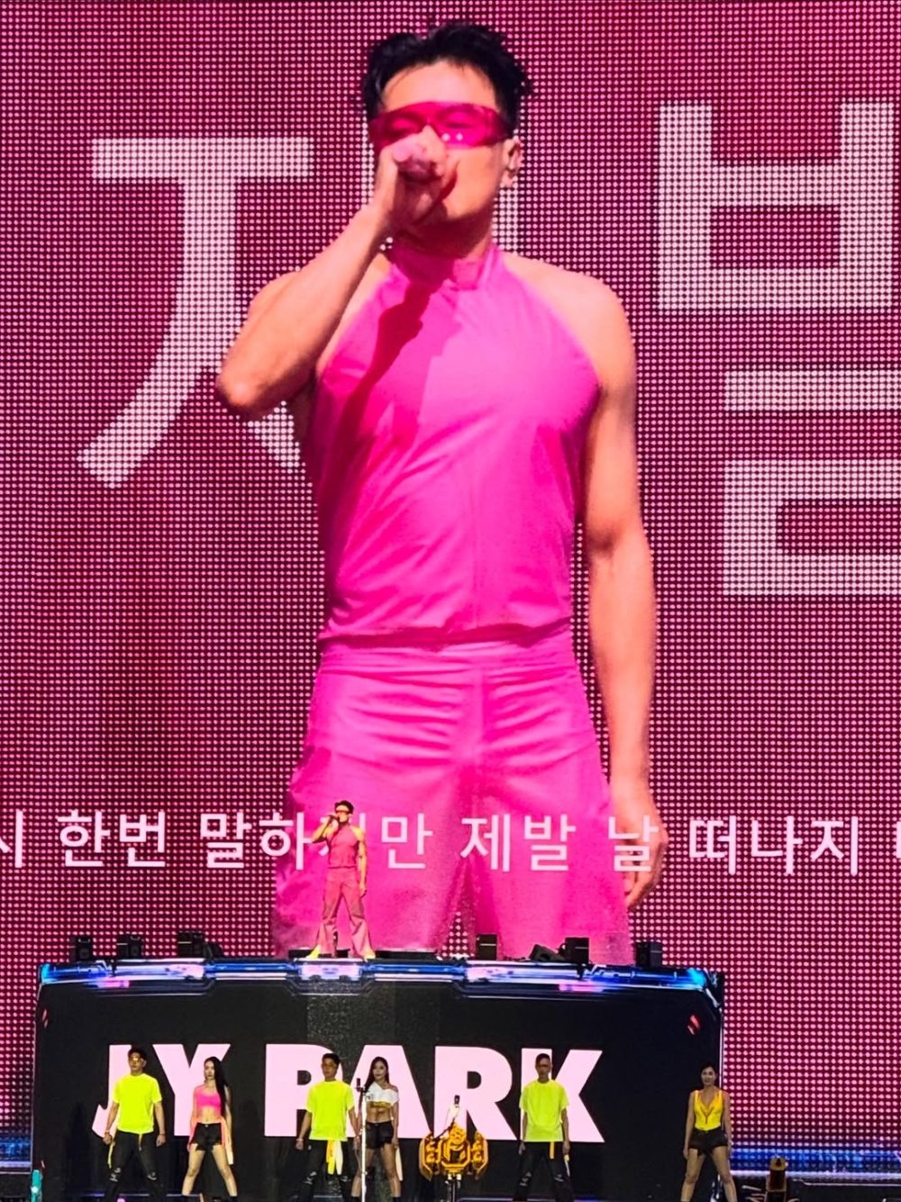  朴軫永穿「粉色塑膠套裝」登上 Waterbomb 舞台