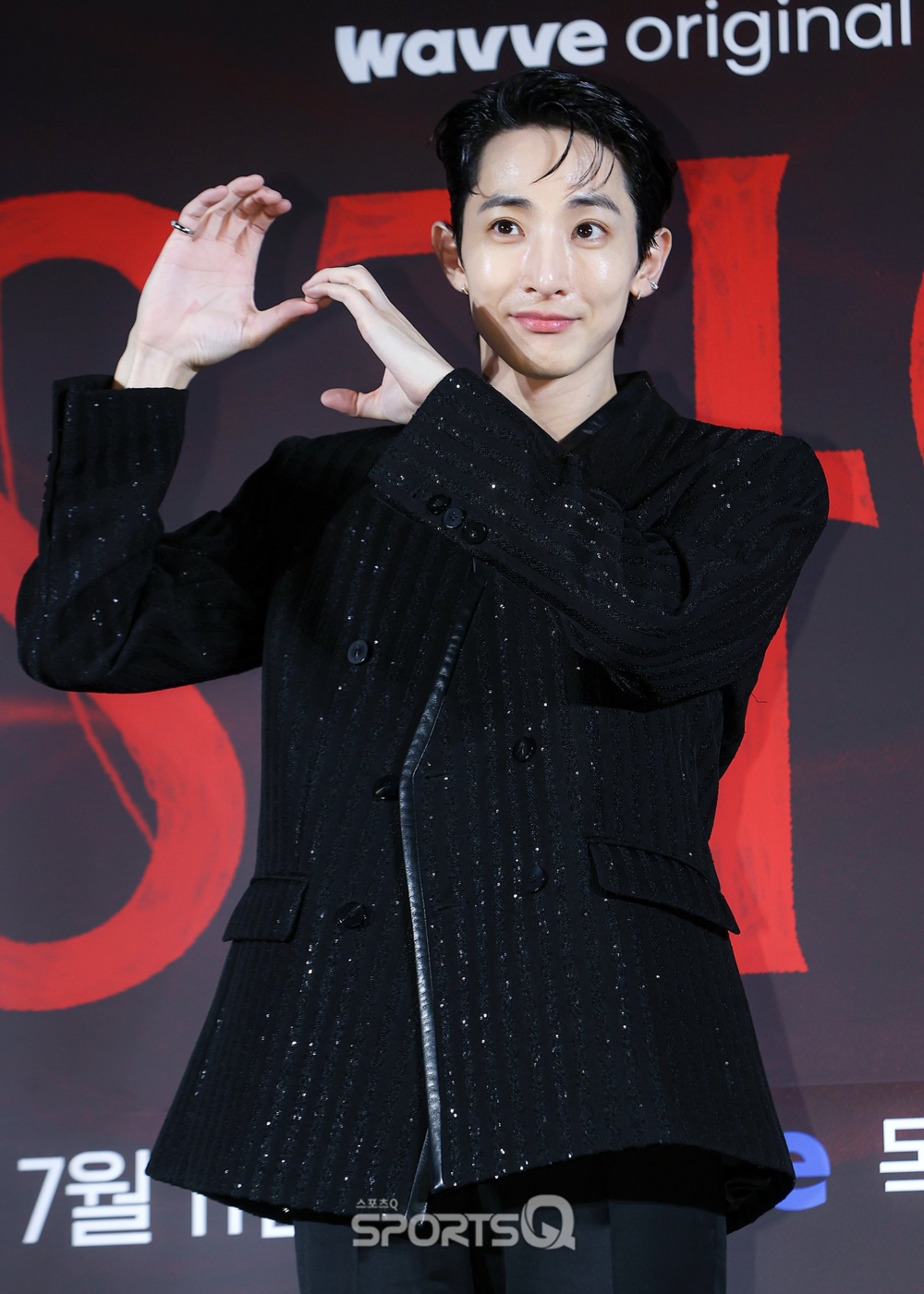 ：我認為若不是那樣的外貌條件，會很難讓觀眾信服