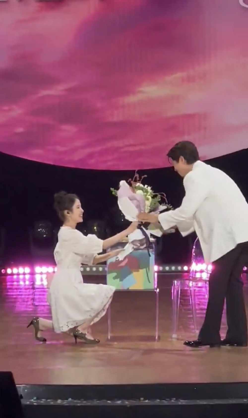 IU單膝下跪獻花給朴寶劍