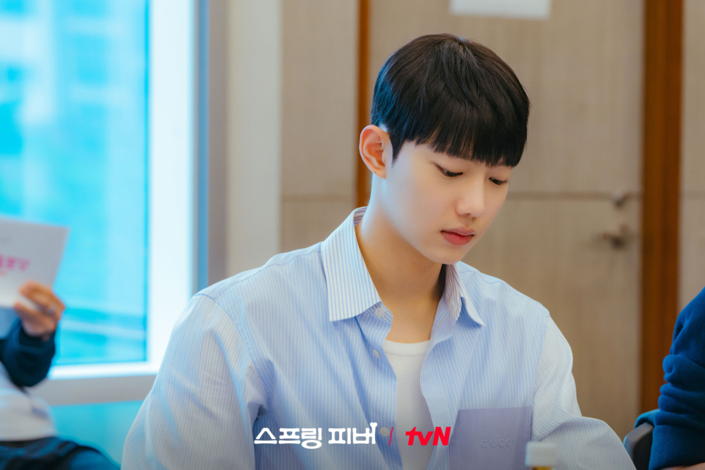 趙俊英飾演新修高中不動的第一名、也是在奎唯一的侄子「宣漢傑」