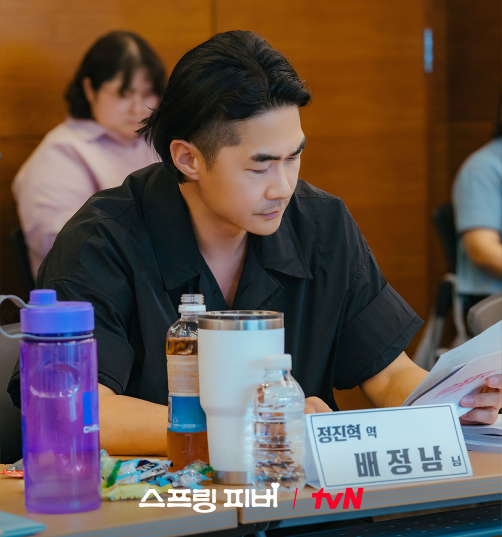 裴正楠則飾演新修高中的體育老師「鄭振赫」