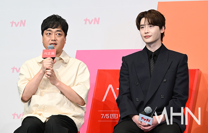 李鍾碩與《W兩個世界》導演朴勝宇時隔約9年再合作