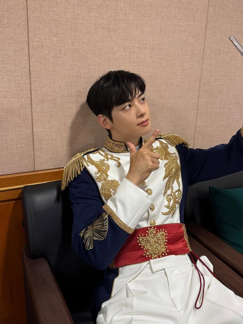 車銀優在粉絲見面會身穿「王子裝」亮相