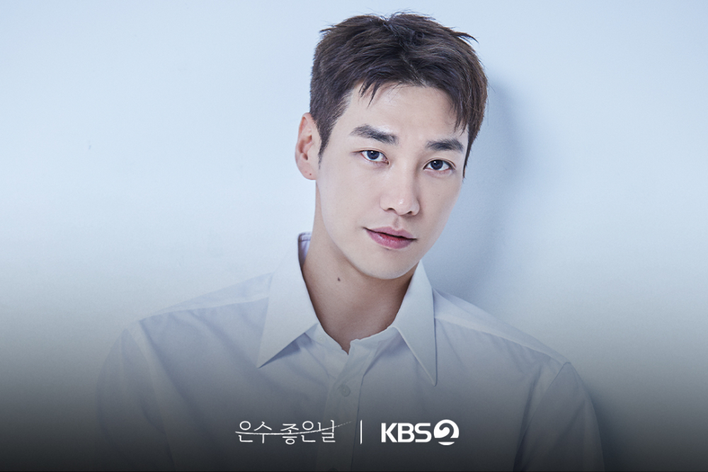 金英光飾演美術老師「李慶」