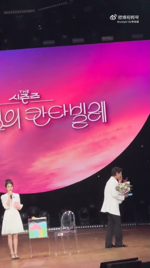 朴寶劍背對鏡頭拭淚