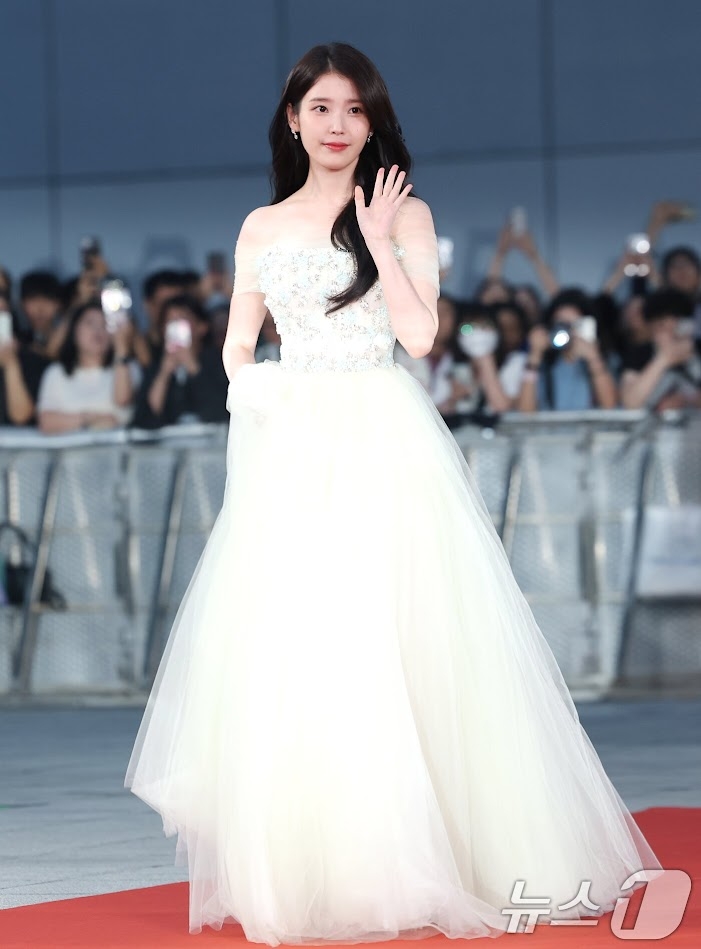 《第4屆青龍系列大賞》IU紅毯造型