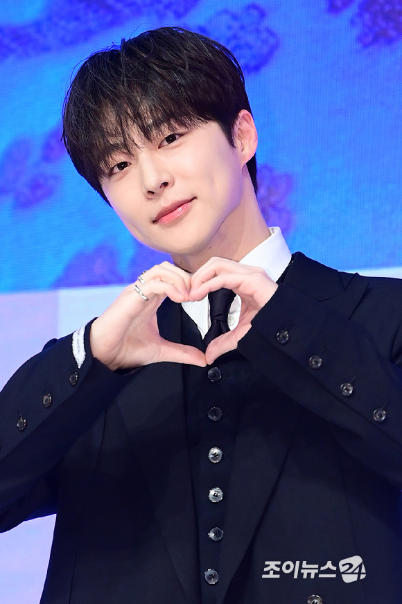 裴仁赫飾演助理攝影師「宣泰亨」