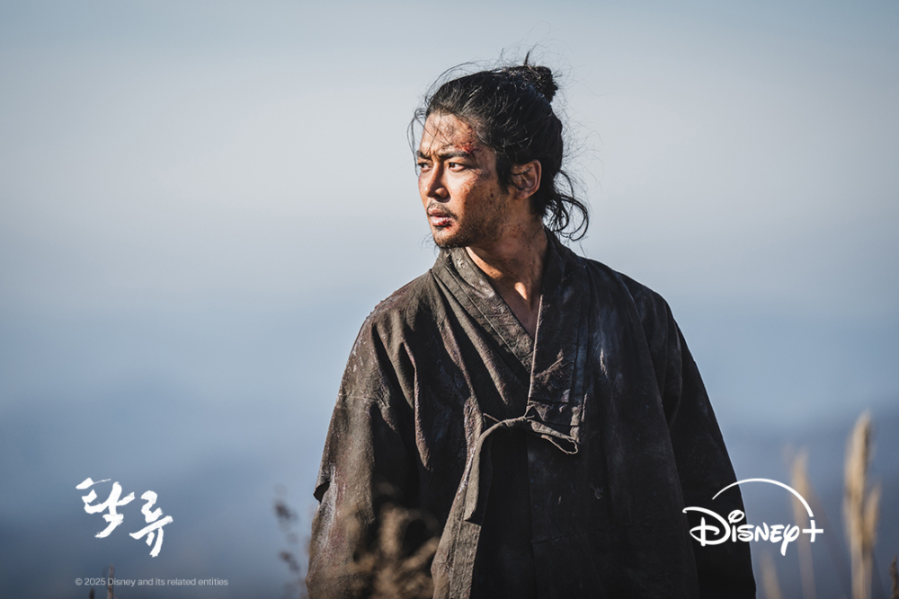 路雲將飾演隱藏過去、以混混身份生活在麻浦碼頭的「張時律」