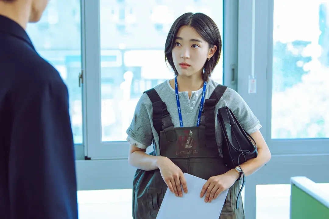 崔成恩則飾演建築職等7級的公務員「宋夏景」