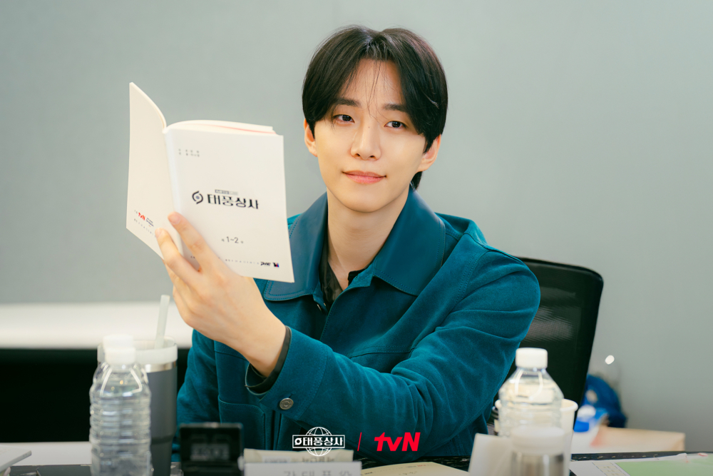 俊昊飾演颱風商社代表「姜颱風」