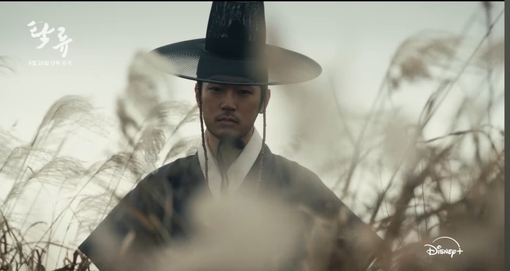 朴栖含則飾演正直且堅決的官員「鄭天」